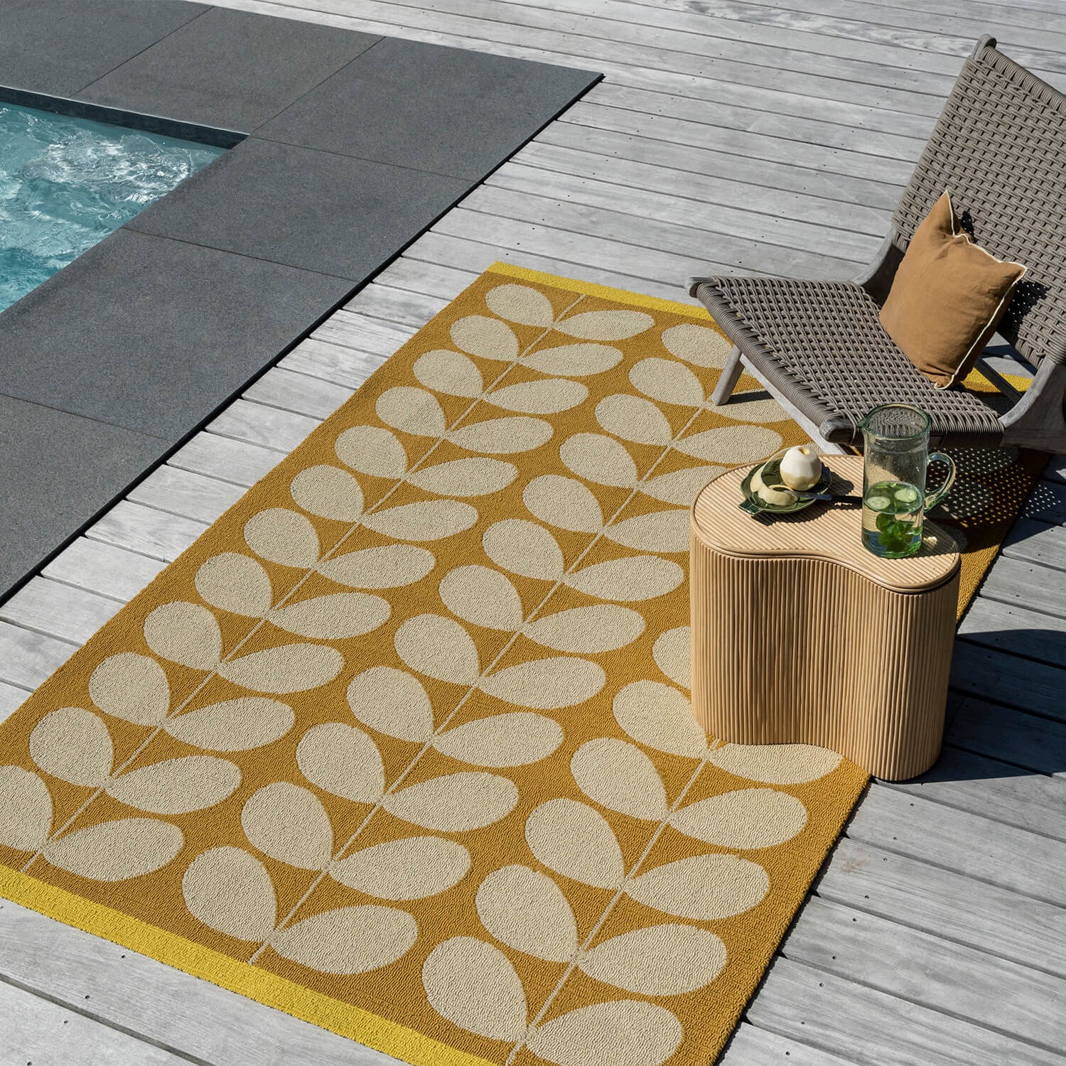 Sunflower Solid Stem Outdoor Rug
